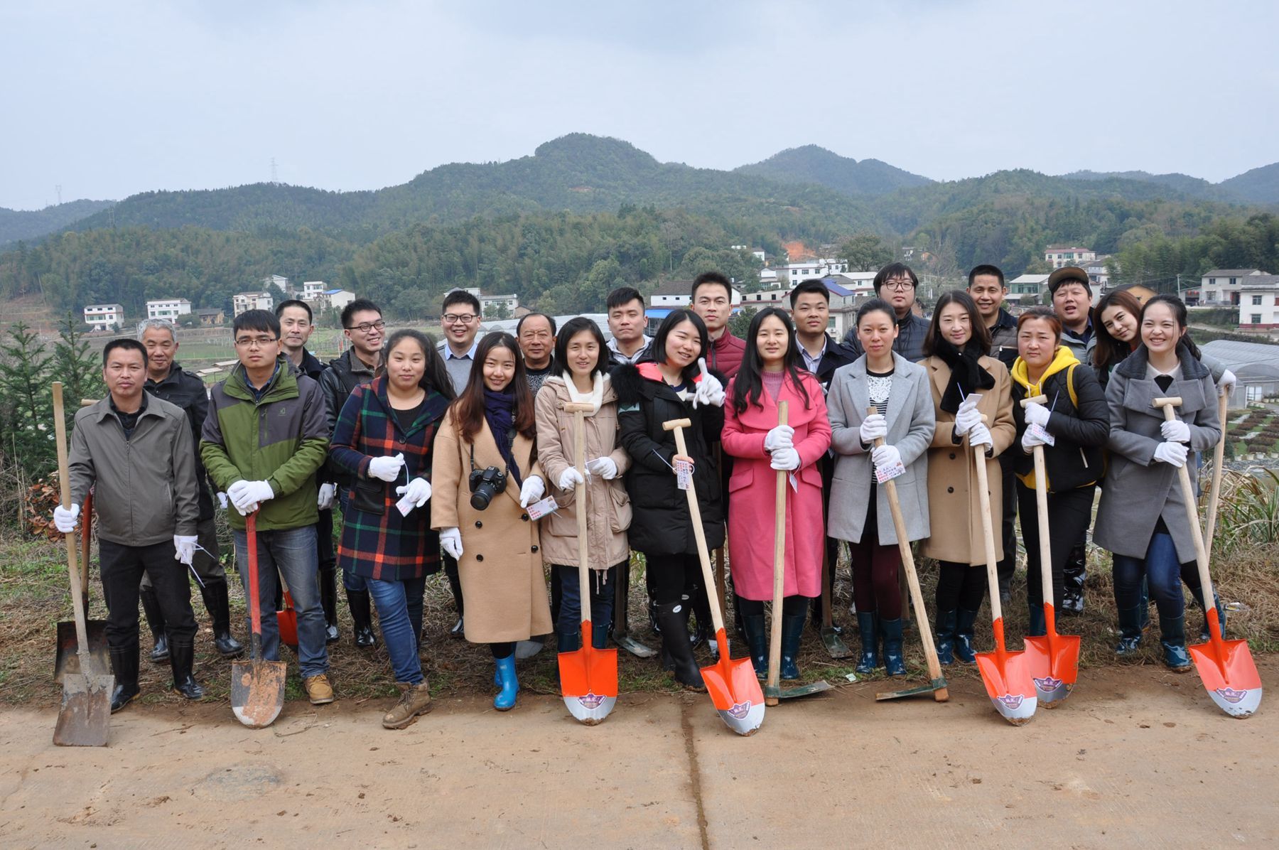 新蘆淞集團(tuán)團(tuán)委組織開展義務(wù)植樹活動(dòng)